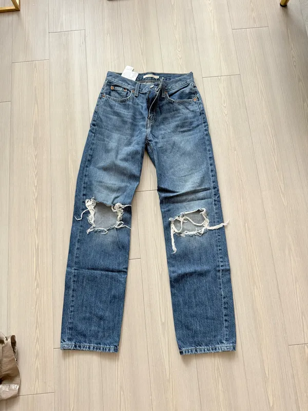 Levi’s Low Pro Women’s Straight Jeans in breath-out medium wash - Image 3