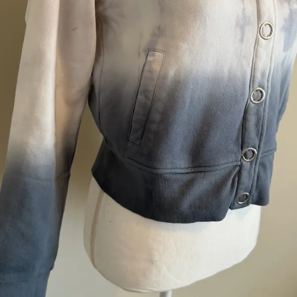 NWT Revolve 525 America gray and white ombré snap closure sweatshirt size small - Image 6