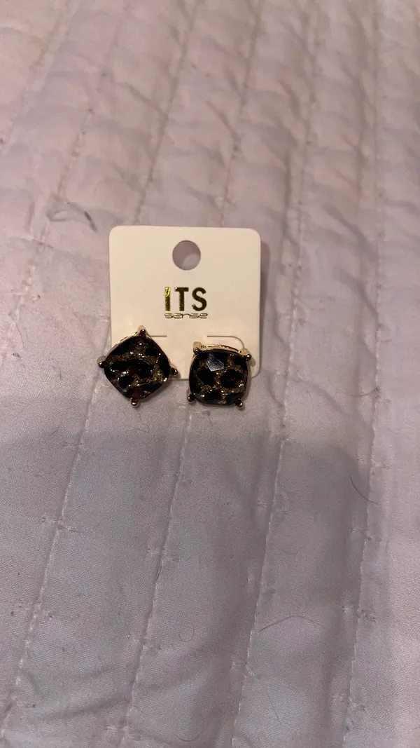 Gold cheetah sparkly earrings - Image 4