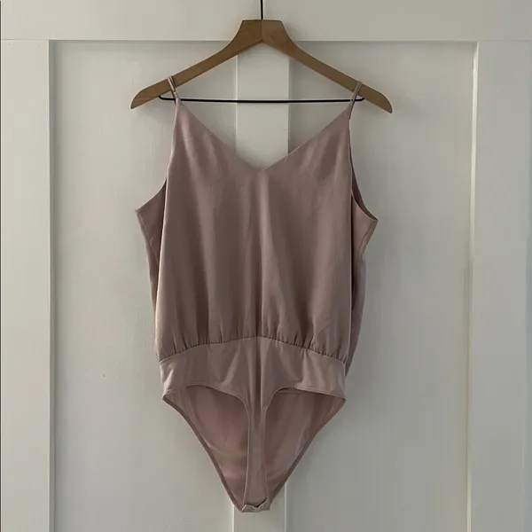 EXPRESS Crepe Sleeveless Cami Bodysuit Double V-Neck Thong Back in Mauve Size L - Image 4