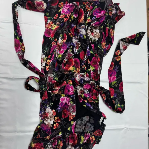 Alice and Olivia‎ Midnight Rose Floral Puff Sleeve With Lining- Size 6. - Image 14