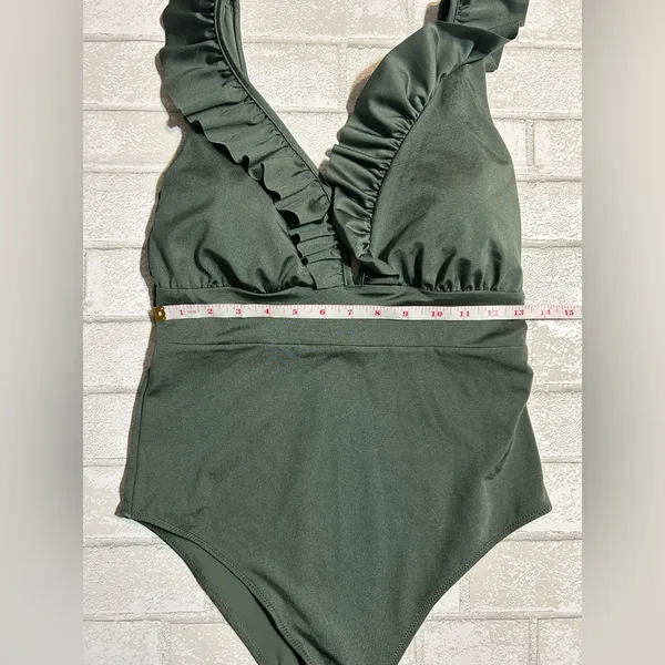 NWOT - H&M Woman’s One Piece Vacation Swimsuit in Dark Green Size Medium - Image 4