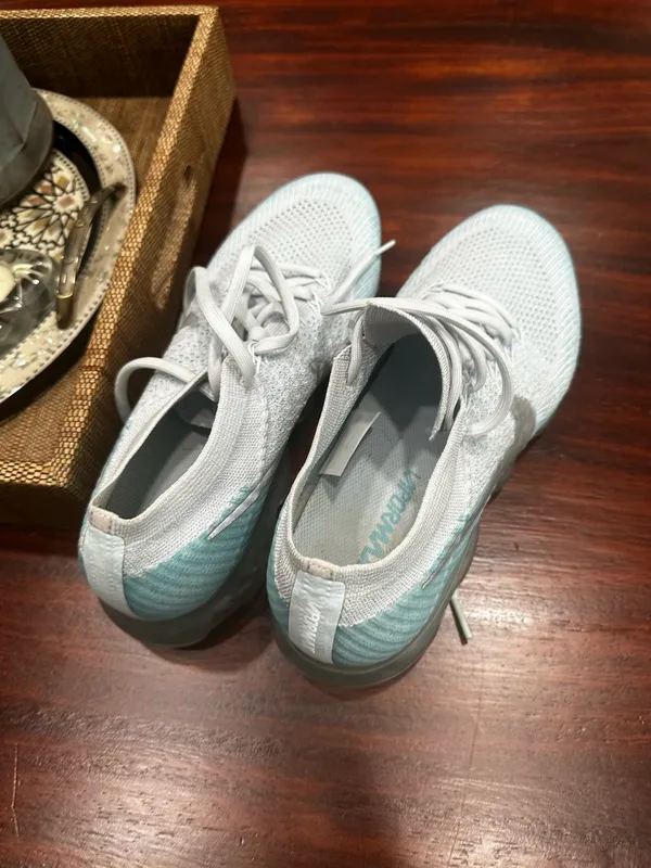 Great Nike Air VaporMax Flyknit in a white/teal colorway size 10 for women - Image 10
