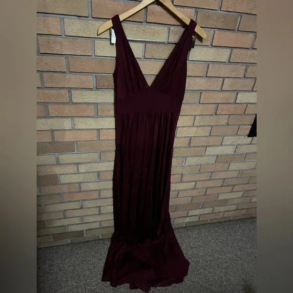 La Femme Women's Size 8 Red Plunge Neck A-Line Gown Sleeveless Maxi Slit NWOT - Image 3