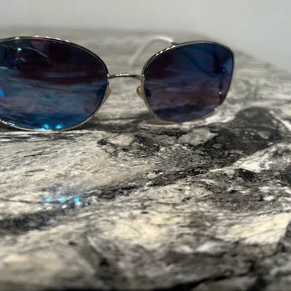 Stylish Blue Sunglasses - Image 4