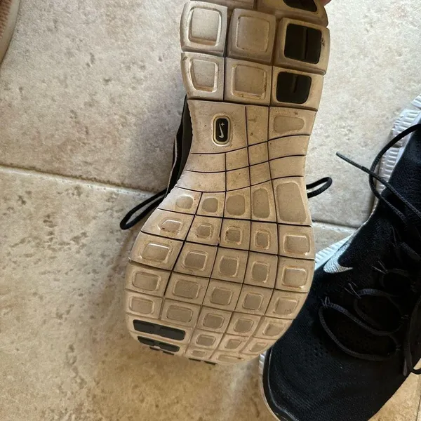 Black Nike running shoes - Image 5