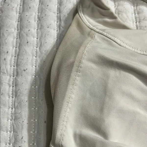 Lululemon Athletica Cream Tank Top - Image 4