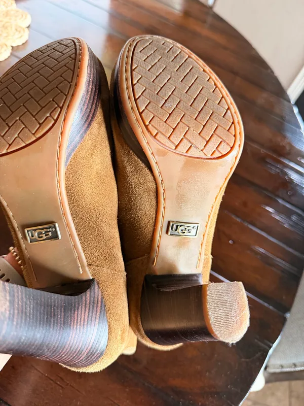 Ugg healed Shearling Boots - Image 4