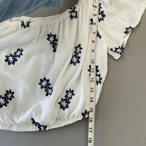 ASTR‎ The Label Women's Embroidered Floral Crop Top White Navy Size Medium - Image 7