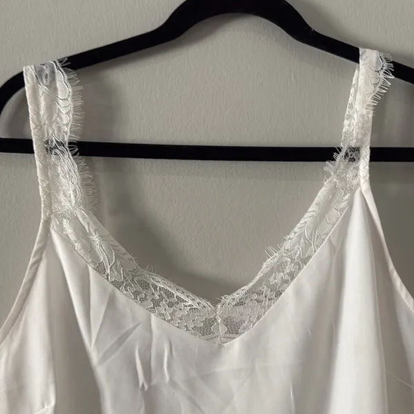 Lace white tank size medium - Image 2