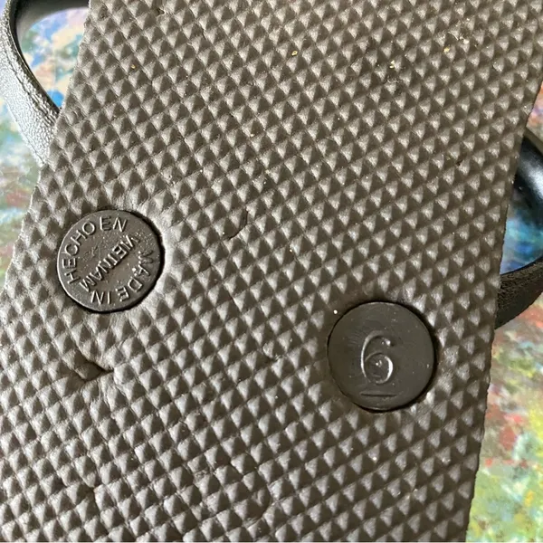 •Old Navy flip flops• Size 6 - Image 2