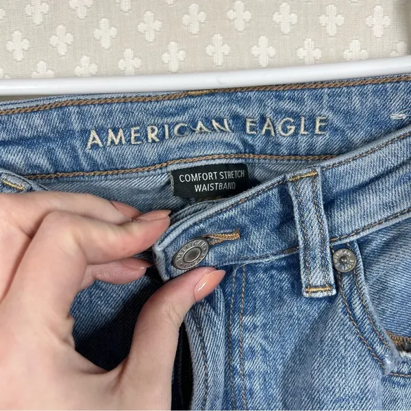 American Eagle Women Jeans Sz 6 Light Wash‎ Distressed Highest Rise Mom Denim - Image 3