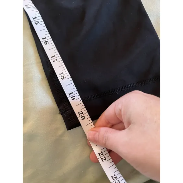 Lululemon Black Simple Cropped Mid Rise Leggings Size 8 20 in long, 28 in waist - Image 2
