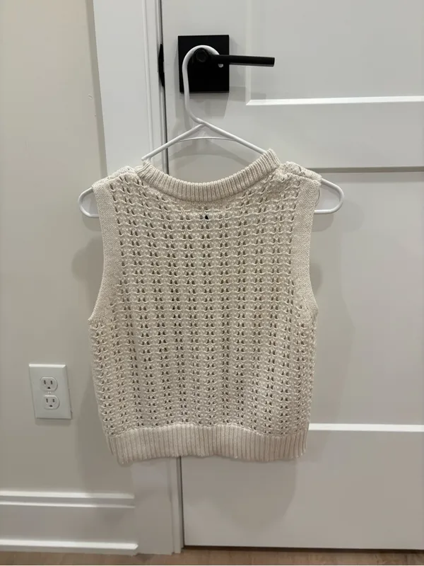 Universal Threads Cream Open-Knit Sleeveless Sweater - Image 4