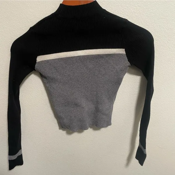 Crew Neck Slim-Fit Stripe Crop Sweater White/ Grey/ Black - Image 2