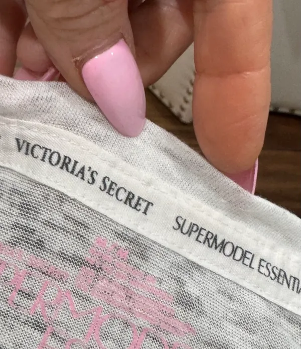 Victoria's Secret Victoria's Secret Vintage Supermodel Chicago Skyline White Graphic Tee - Image 9