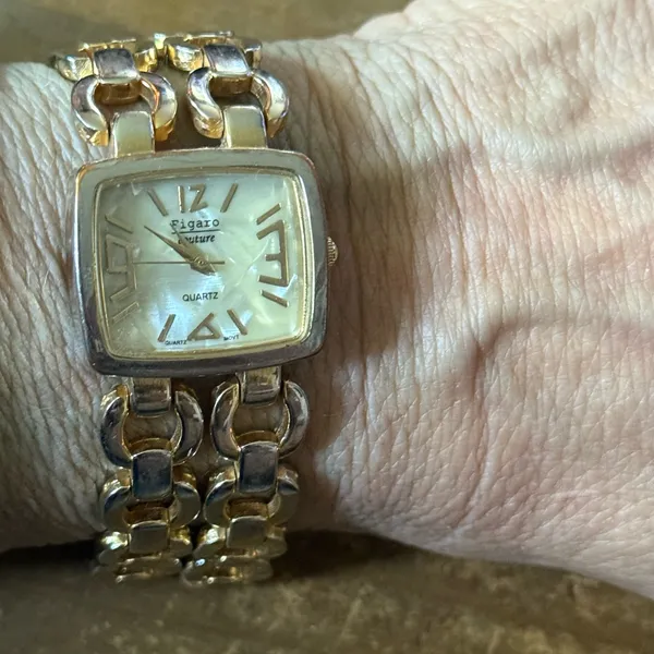 Figaro Couture double chain link quartz watch Gold - Image 2