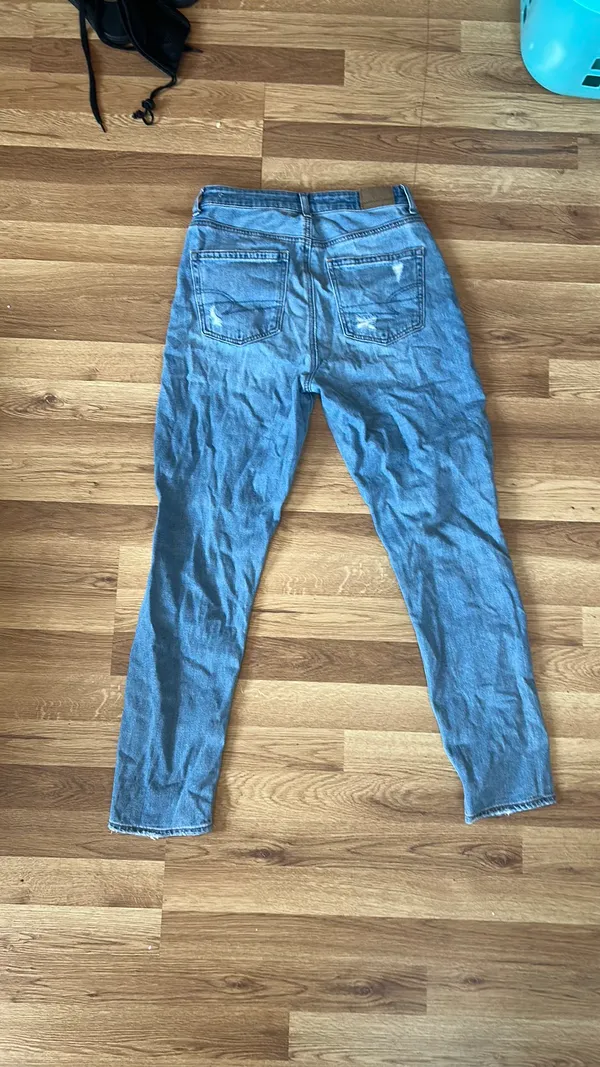 American Eagle Mom Jeans - Image 3