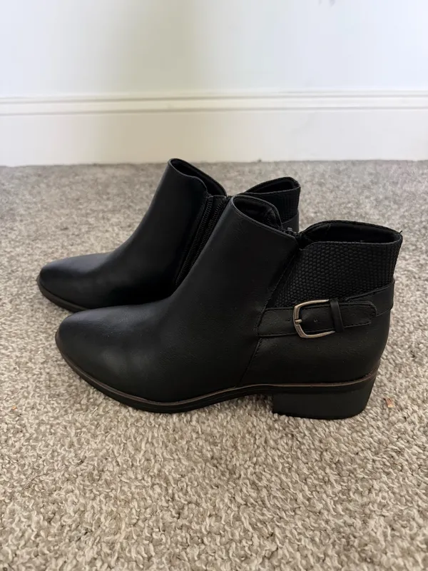 Black boots Size 8.5 - Image 2