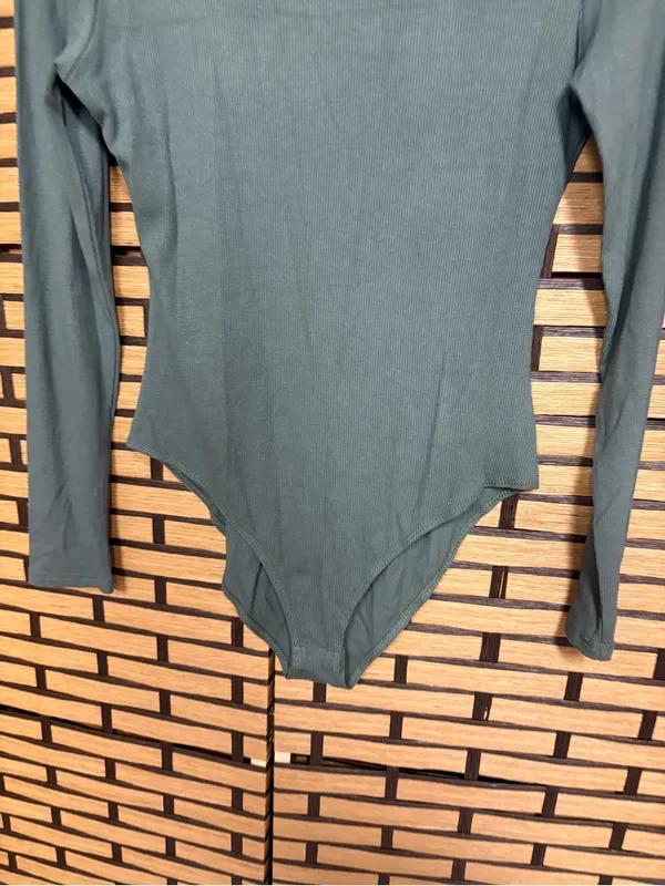 Kaileigh green ribbed long sleeve bodysuit size medium - Image 3