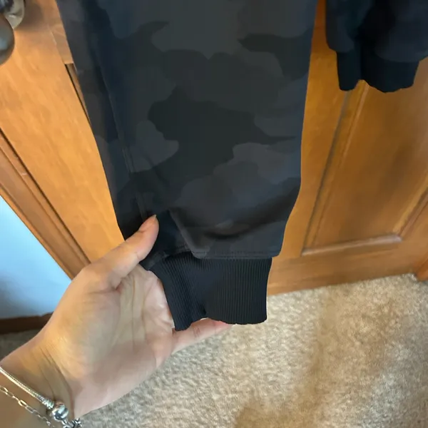 Lululemon black camo joggers Size 6 - Image 3
