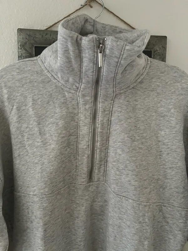 Old navy women’s grey oversized sweater - Image 4