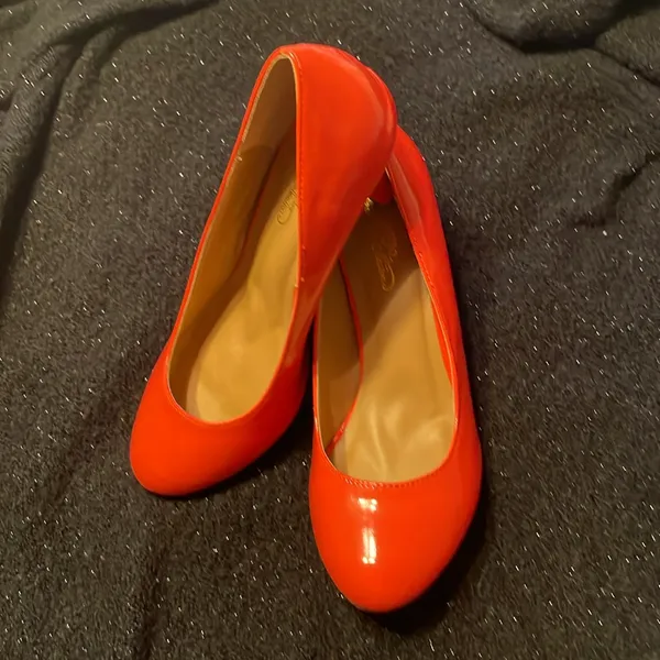 Coral pink pumps 2 inch heel never worn - Image 4