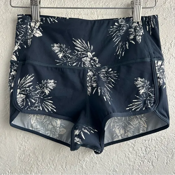 Vuori Navy Floral Activewear - Image 8