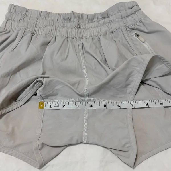 Lululemon Tracker Short V 4" Running Shorts Size 6 in Light Gray - Image 7