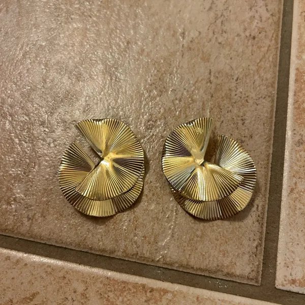 Elegant Gold - Image 3