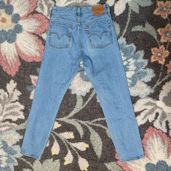 LEVI’S wedgie style jeans size 26 - Image 4