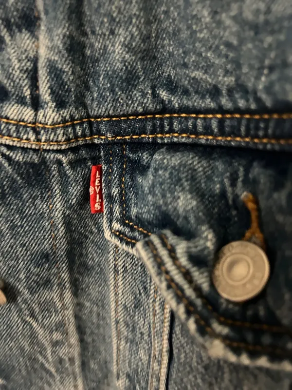 Levi's light blue denim jacket with brown leather patch - Image 4