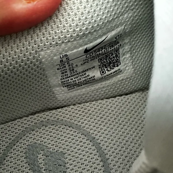 3001. Nike Air Max excee women sz 8.5 Gray - Image 5