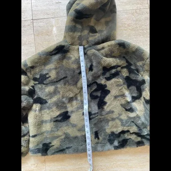 Forever 21 green faux fur camo crop hooded sweater small‎ - Image 5