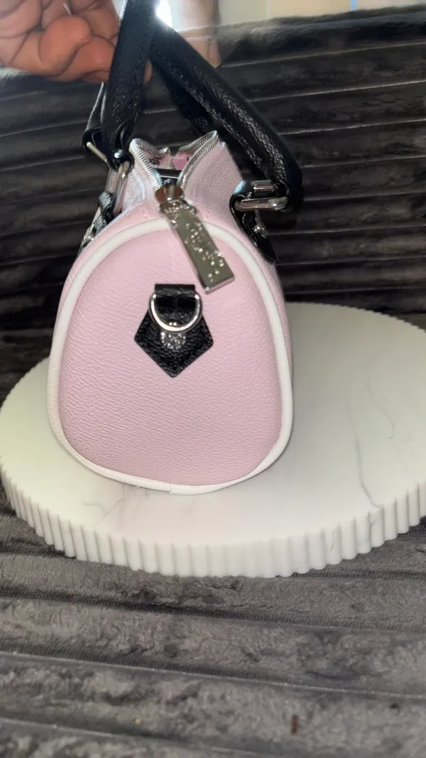 Sac bandoulière Von Dutch Mini Barrel Rose 🎀 - Image 4