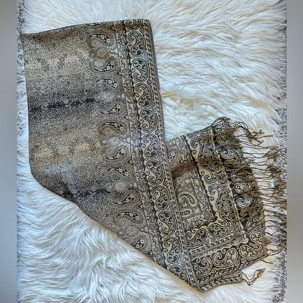Soft patterned fringe scarf - Image 3