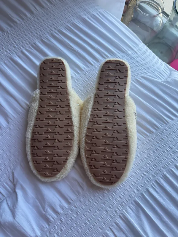 Vineyard Vines Slippers - Image 4