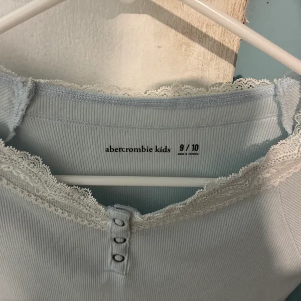 Abercrombie Kids Light Blue Lace Trim Long Sleeve Henley Shirt Girls Size 9/10 - Image 2