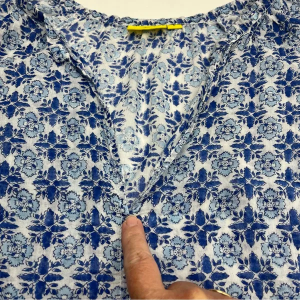 Roller Rabbit Blue White Floral Geometric Pattern 100%‎ Cotton Top Small *FLAW - Image 6