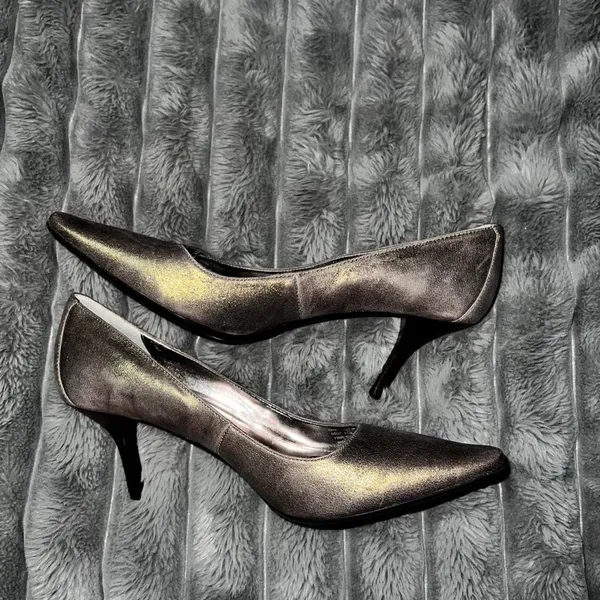 Calvin Klein Polly pointed-toe pumps metallic‎ pewter/gunmetal finish. Size 8.5M - Image 3