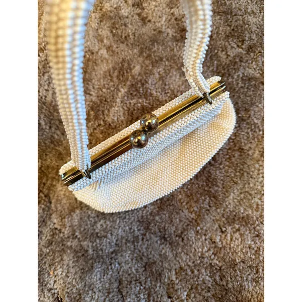 Vintage 1950s Lumured Corde Bead White Handbag Kiss Lock Beaded Evening Purse - Image 4