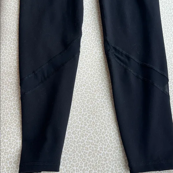 Old Navy Active Black Go-Dry Leggings with Sheer Panels size M - Image 8