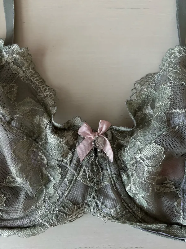 Victoria’s secret body by victoria green lace unlined demi bra 36D - Image 4