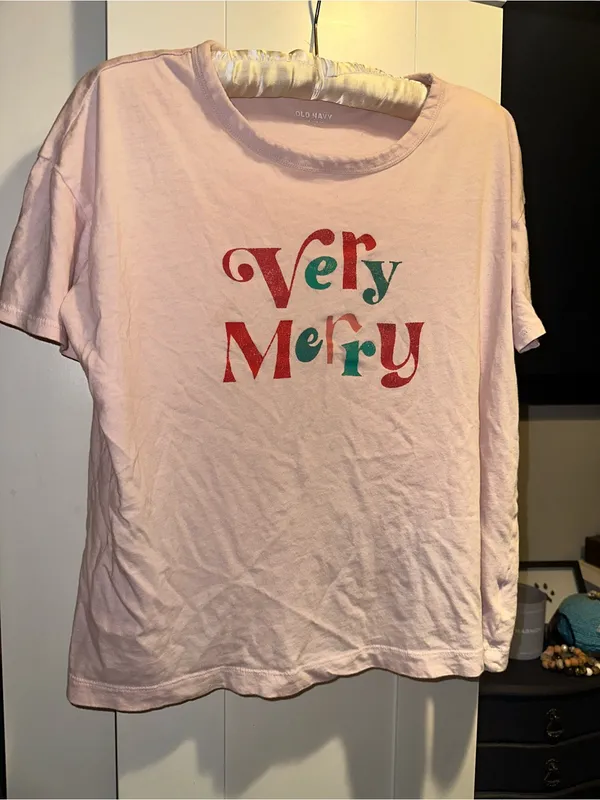 Old Navy Holiday Graphic T-Shirt- Very Merry - Image 4