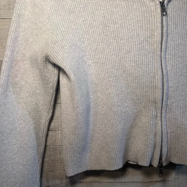 Brandy Melville grey ribbed cropped hoodie - Image 5