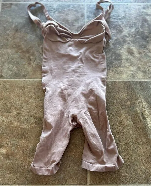 Skims Seamless Sculpt Mid Thigh Bodysuit Clay Size Small - Image 4