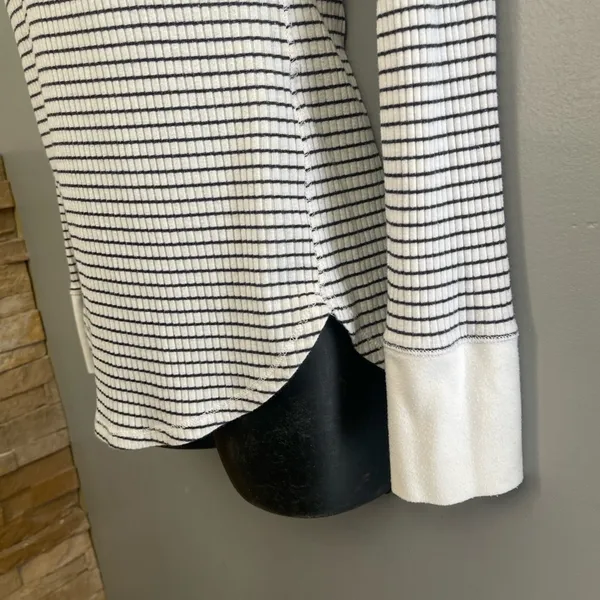 Abercrombie & Fitch White and Gray Fitted Buttoned Blouse - Image 3