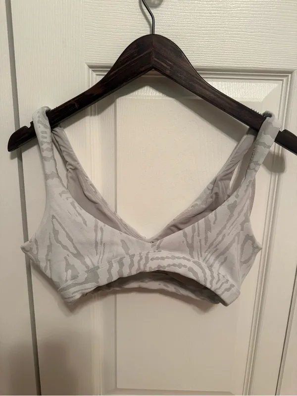 Devon Windsor Jacquard Print Sports Bra in Blanco - Image 3