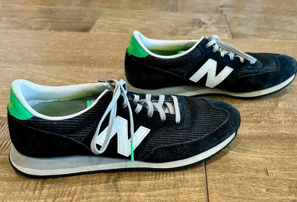 New Balance Women’s 620 Sneakers Black White Size 10 EUC - Image 4