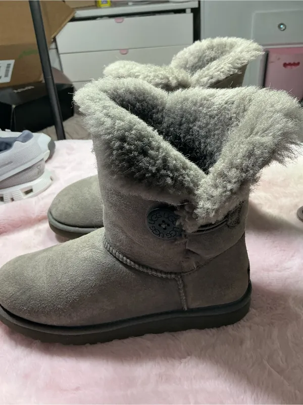 UGG Gray Shearling-Lined Short Winter Boots b95 - Image 2